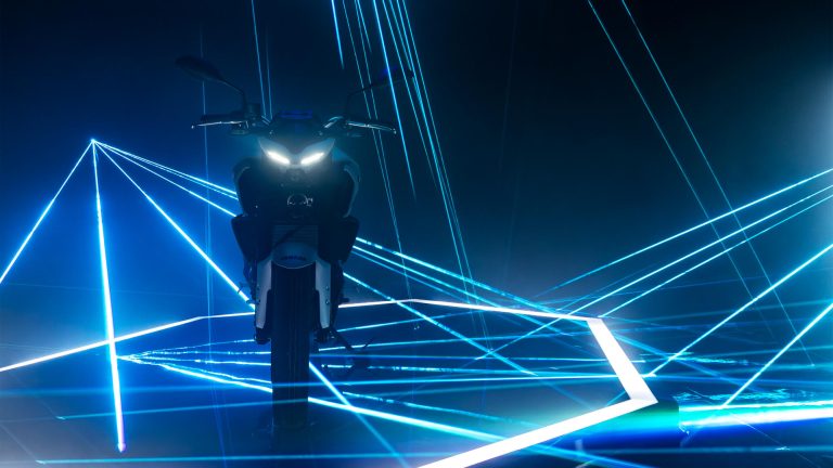 2025-Yamaha-MT320-EU-Ice_Storm-Static-004-03