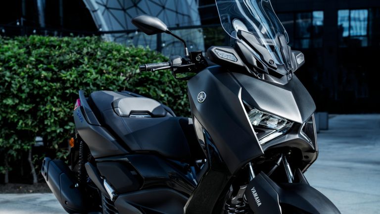 2025-Yamaha-XMAX125A-EU-Icon_Black-Detail-003-03