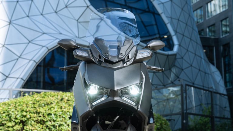 2025-Yamaha-XMAX125A-EU-Icon_Black-Detail-004-03