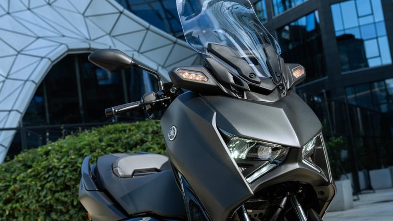 2025-Yamaha-XMAX125A-EU-Icon_Black-Detail-006-03