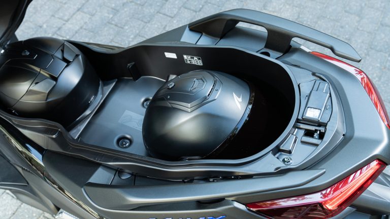 2025-Yamaha-XMAX125A-EU-Icon_Black-Detail-009-03