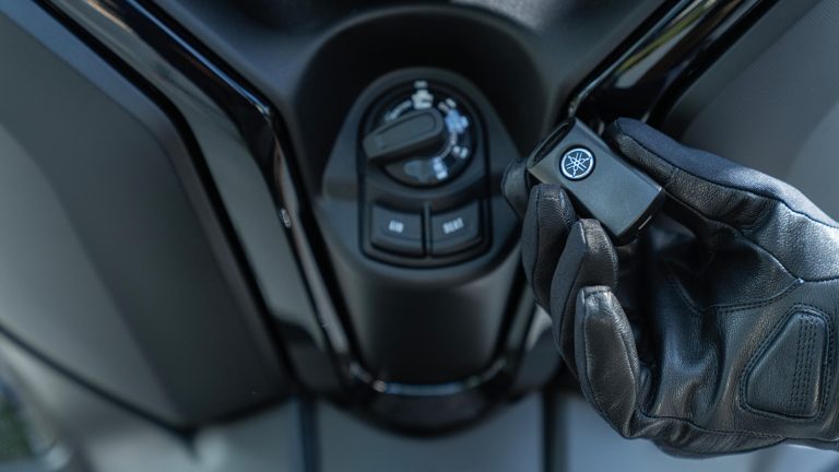 2025-Yamaha-XMAX125A-EU-Icon_Black-Detail-011-03