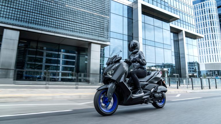 2025-Yamaha-XMAX125A-EU-Icon_Black_-Action-009-03