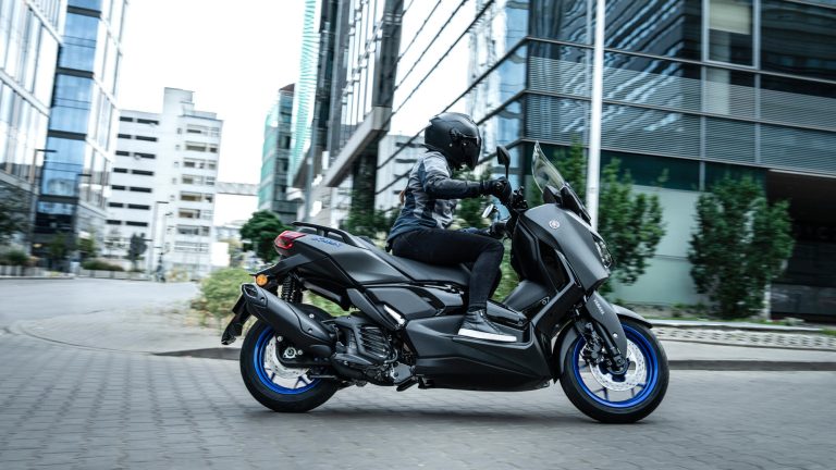2025-Yamaha-XMAX125A-EU-Icon_Black_-Action-010-03