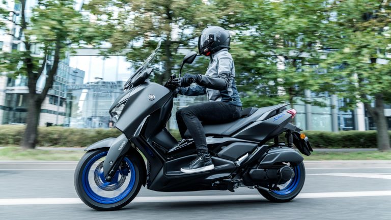 2025-Yamaha-XMAX125A-EU-Icon_Black_-Action-011-03