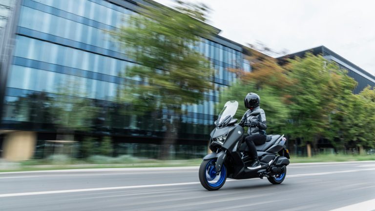 2025-Yamaha-XMAX125A-EU-Icon_Black_-Action-013-03