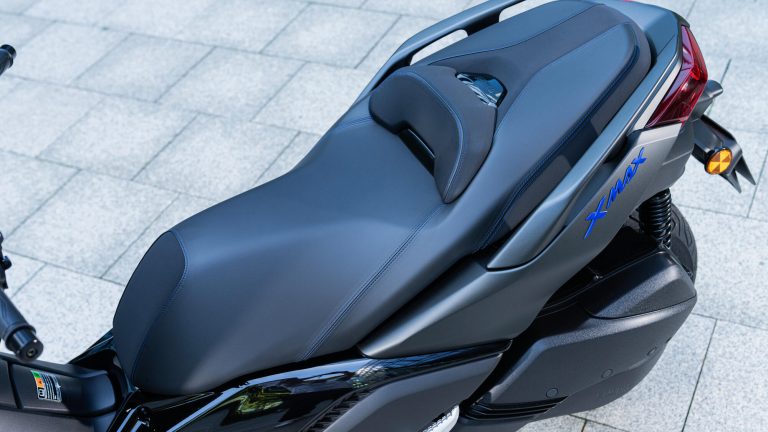 2025-Yamaha-XMAX300A-EU-Icon_Black-Detail-005-03