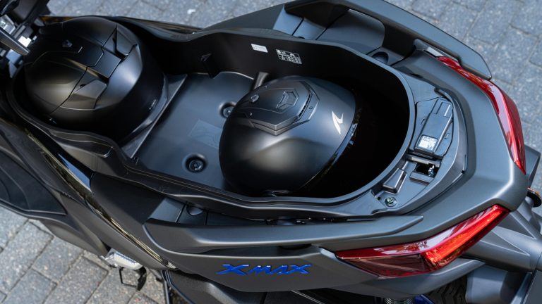 2025-Yamaha-XMAX300A-EU-Icon_Black-Detail-009-03