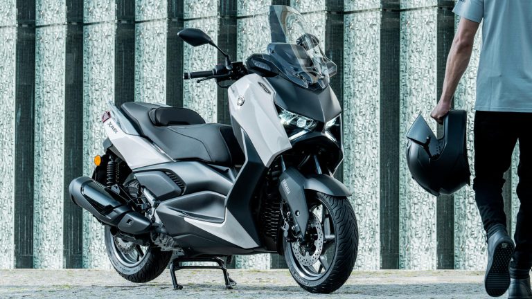 2025-Yamaha-XMAX300ASV-EU-Ceramic_Grey-Detail-007-03