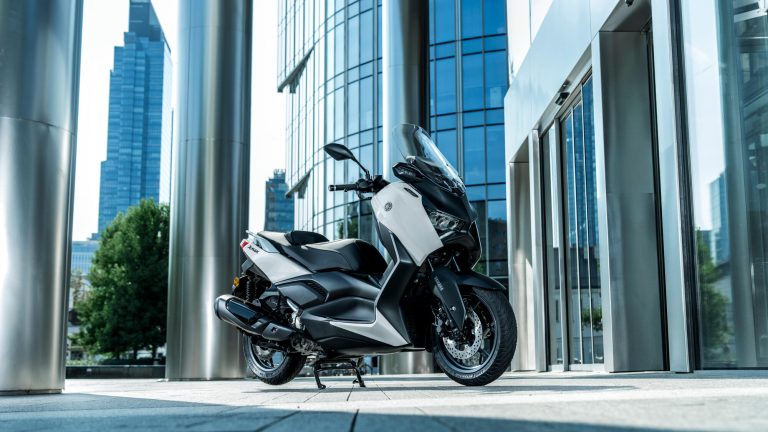 2025-Yamaha-XMAX300ASV-EU-Ceramic_Grey-Static-001-03