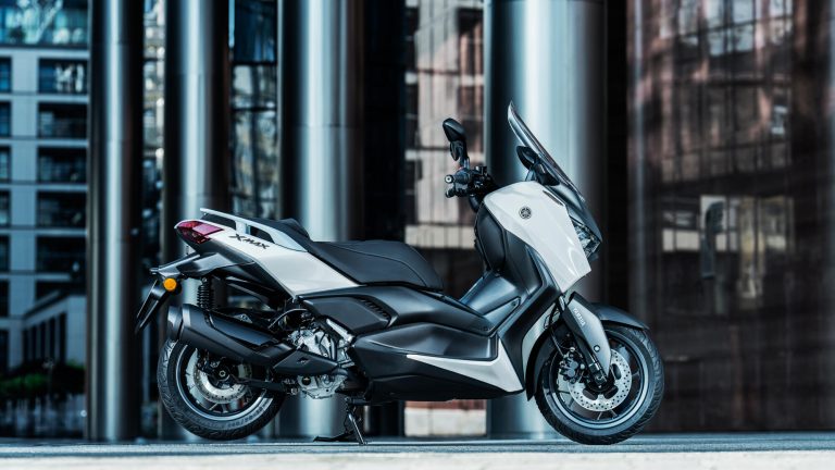 2025-Yamaha-XMAX300ASV-EU-Ceramic_Grey-Static-003-03