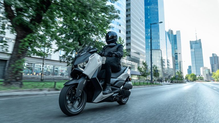 2025-Yamaha-XMAX300ASVH-EU-Ceramic_Grey-Action-002-03