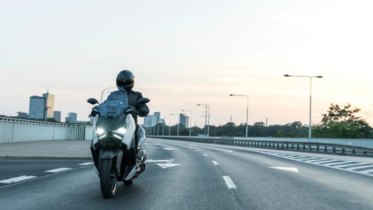 2025-Yamaha-XMAX300ASVH-EU-Ceramic_Grey-Action-007-03