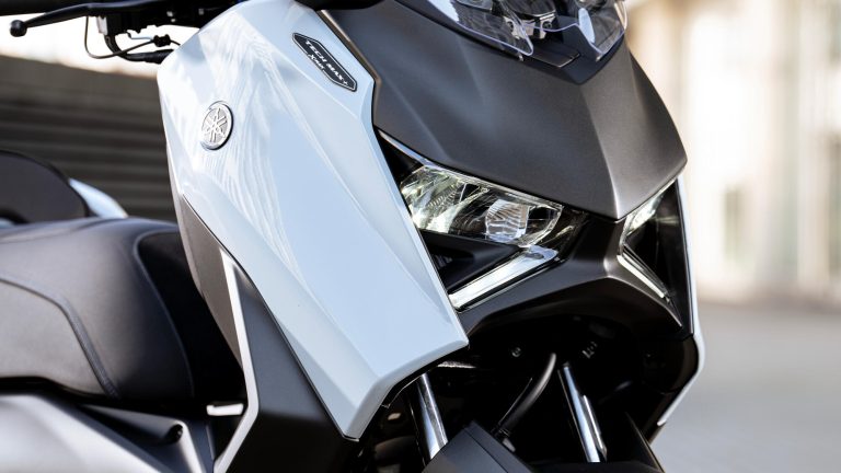2025-Yamaha-XMAX300ASVH-EU-Ceramic_Grey-Detail-004-03