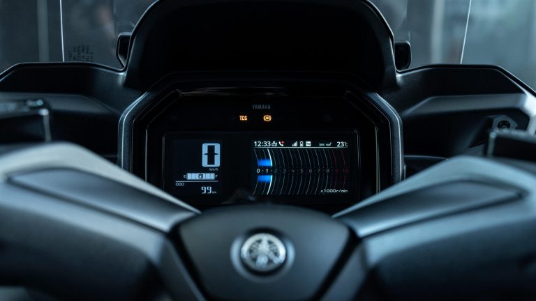 2025-Yamaha-XMAX300ASVH-EU-Ceramic_Grey-Detail-005-03