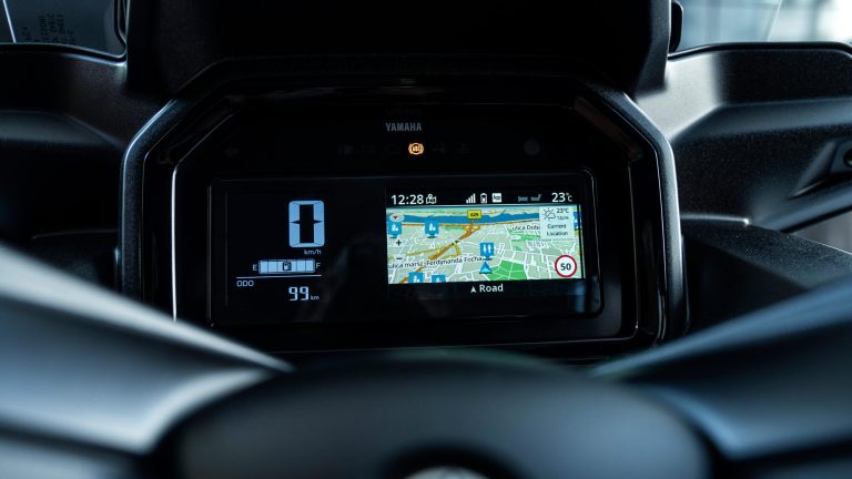 2025-Yamaha-XMAX300ASVH-EU-Ceramic_Grey-Detail-007-03