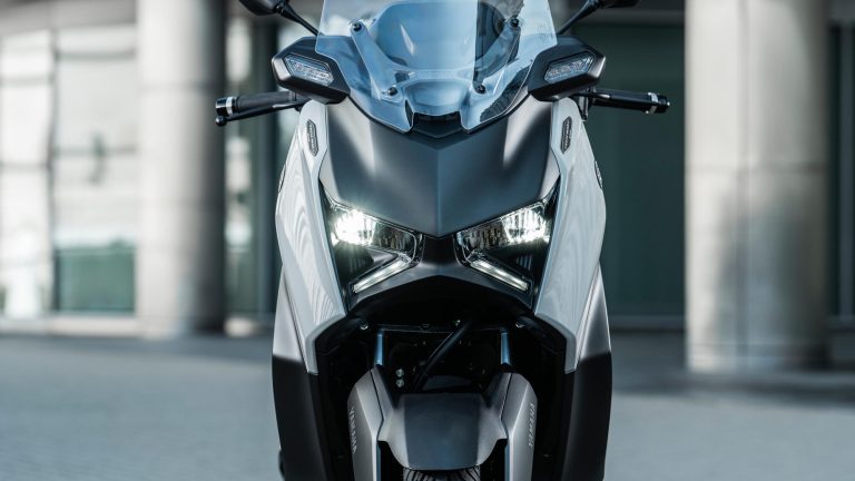 2025-Yamaha-XMAX300ASVH-EU-Ceramic_Grey-Detail-009-03