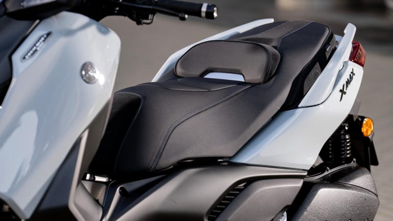 2025-Yamaha-XMAX300ASVH-EU-Ceramic_Grey-Detail-012-03
