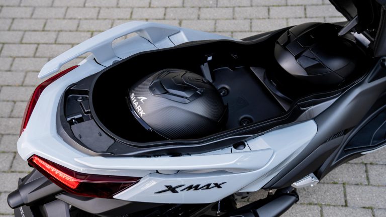 2025-Yamaha-XMAX300ASVH-EU-Ceramic_Grey-Detail-013-03