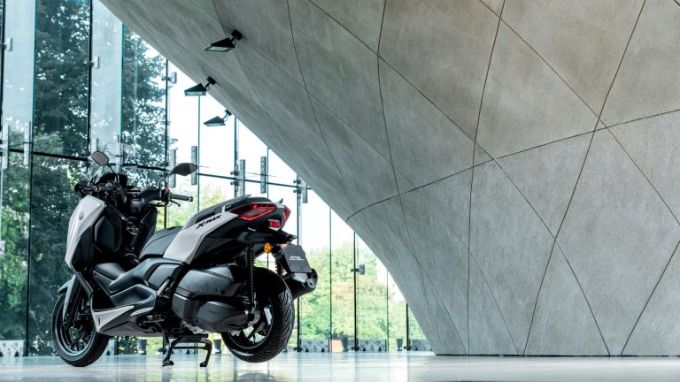 2025-Yamaha-XMAX300ASVH-EU-Ceramic_Grey-Static-007-03