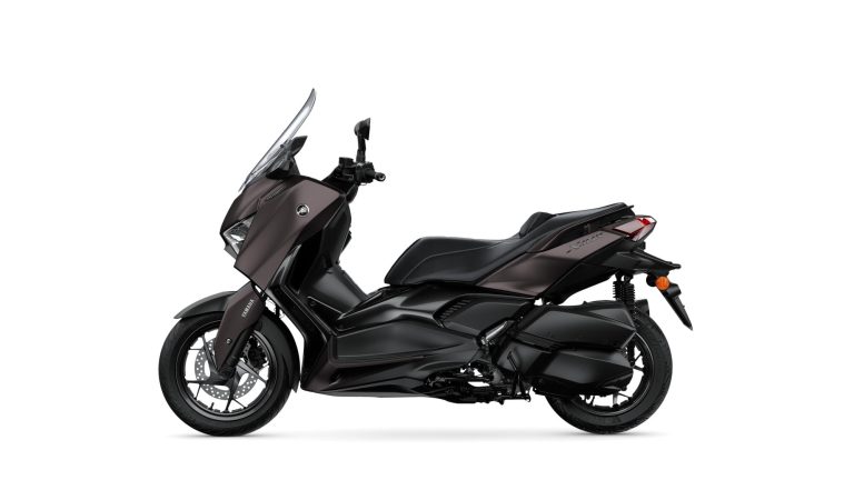 2025-Yamaha-XMAX300ASVH-EU-Dark_Magma-Studio-006-03