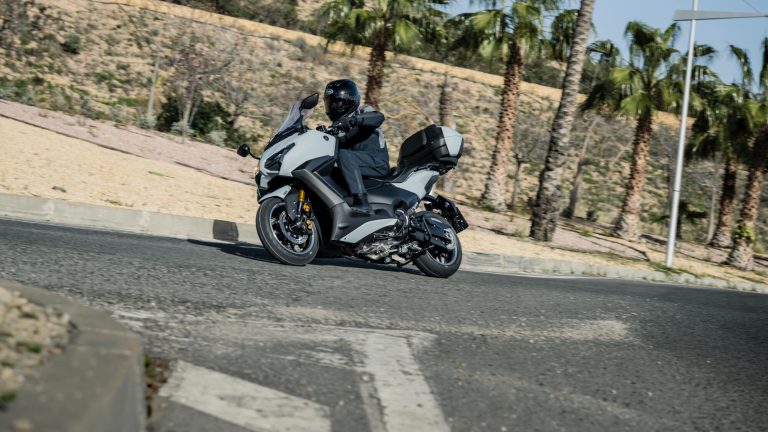 2025-Yamaha-XP500ADX-EU-Ceramic_Grey-Accessorized-detail-002-03