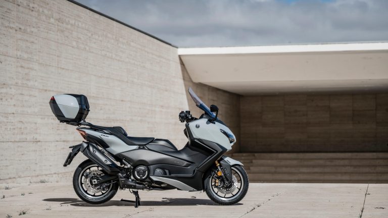 2025-Yamaha-XP500ADX-EU-Ceramic_Grey-Accessorized-detail-006-03