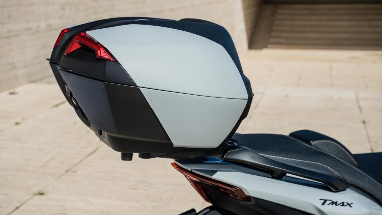 2025-Yamaha-XP500ADX-EU-Ceramic_Grey-Accessorized-detail-007-03