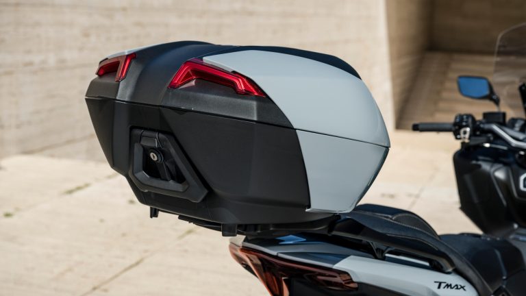 2025-Yamaha-XP500ADX-EU-Ceramic_Grey-Accessorized-detail-009-03