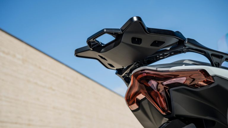 2025-Yamaha-XP500ADX-EU-Ceramic_Grey-Accessorized-detail-010-03