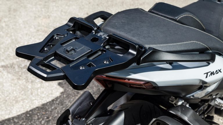 2025-Yamaha-XP500ADX-EU-Ceramic_Grey-Accessorized-detail-011-03