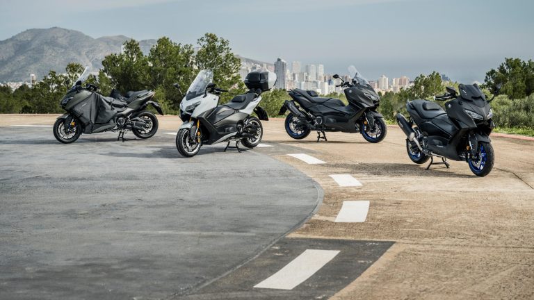 2025-Yamaha-XP500ADX-EU-Ceramic_Grey-Accessorized-detail-013-03