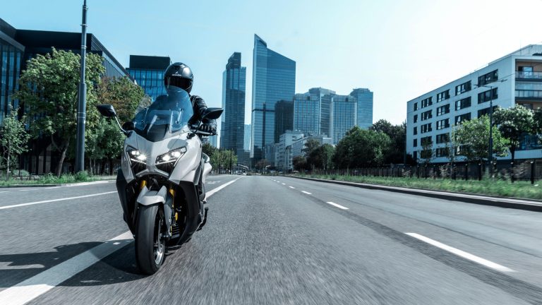 2025-Yamaha-XP500ADX-EU-Ceramic_Grey-Action-010-03