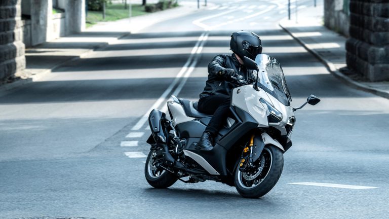 2025-Yamaha-XP500ADX-EU-Ceramic_Grey-Action-011-03