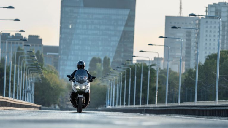 2025-Yamaha-XP500ADX-EU-Ceramic_Grey-Action-013-03