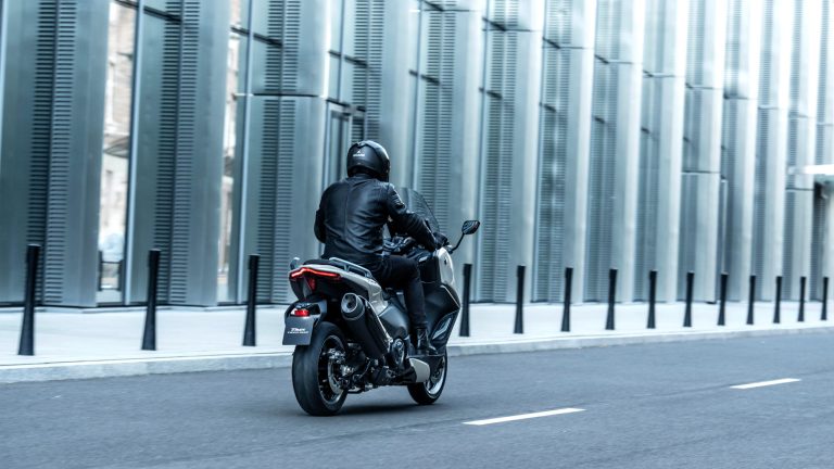 2025-Yamaha-XP500ADX-EU-Ceramic_Grey-Action-017-03