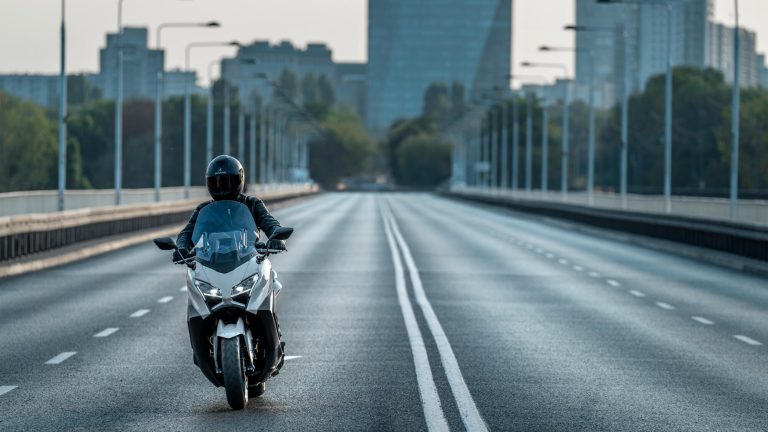 2025-Yamaha-XP500ADX-EU-Ceramic_Grey-Action-020-03