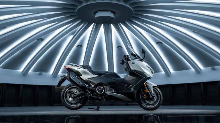 2025-Yamaha-XP500ADX-EU-Ceramic_Grey-Static-003-03