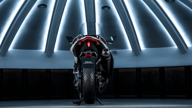 2025-Yamaha-XP500ADX-EU-Ceramic_Grey-Static-006-03