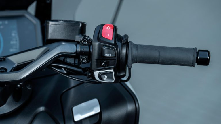 2025-Yamaha-XP500ADX-EU-Detail-002-03