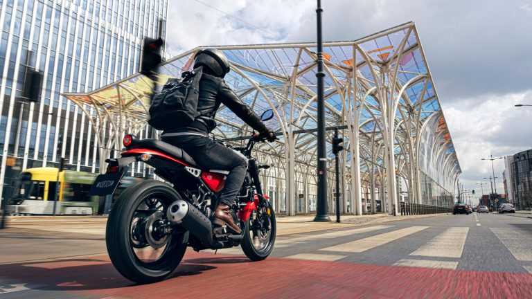 2025-Yamaha-XS125-EU-Legend_White-Action-002-03