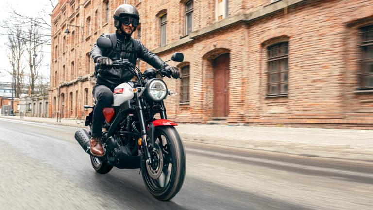 2025-Yamaha-XS125-EU-Legend_White-Action-004-03