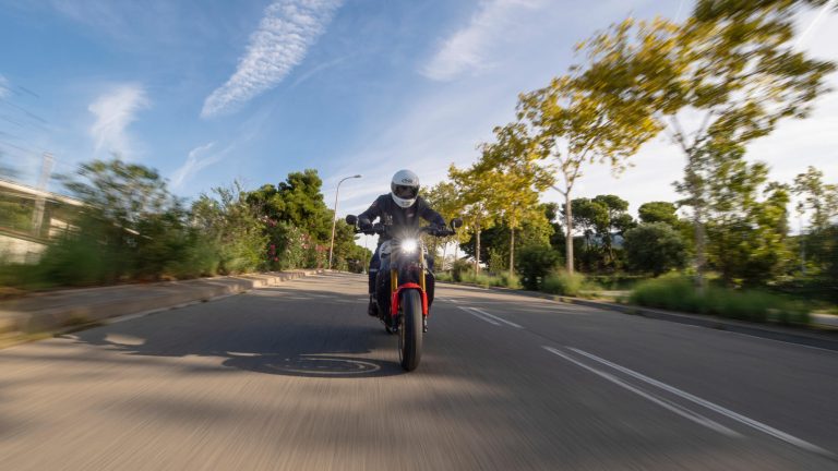 2025-Yamaha-XS850-EU-Legend_Red-Action-005-03