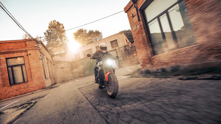 2025-Yamaha-XS850-EU-Legend_Red-Action-006-03