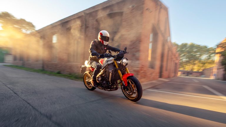 2025-Yamaha-XS850-EU-Legend_Red-Action-007-03