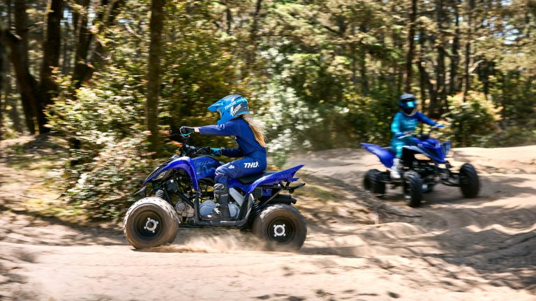 2025-Yamaha-YFM110R-25-EU-Racing_Blue-Action-003-03