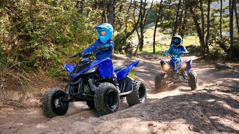 2025-Yamaha-YFM110R-25-EU-Racing_Blue-Action-004-03