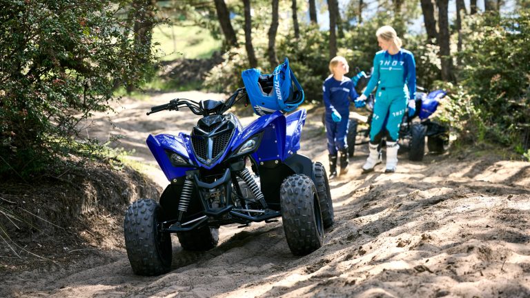 2025-Yamaha-YFM110R-25-EU-Racing_Blue-Static-001-03