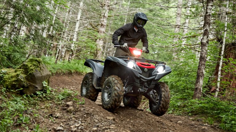 2025-Yamaha-YFM700FWAD-25-EU-Grey_Metallic_Red-Action-001-03