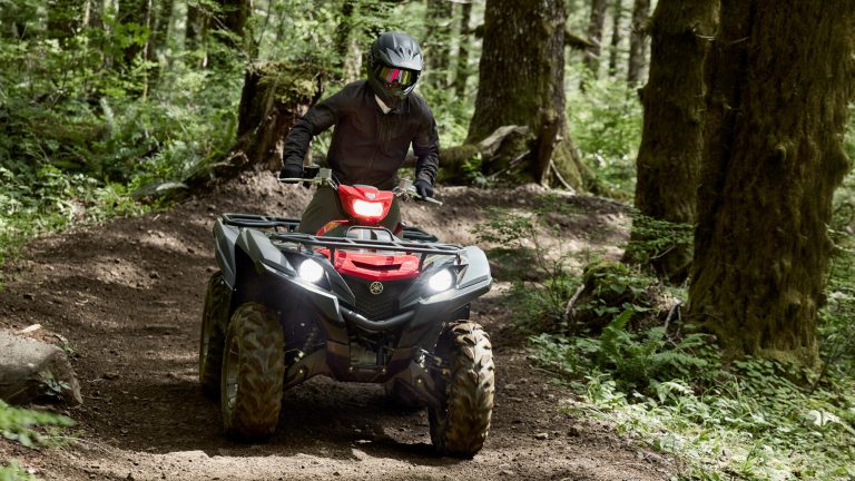 2025-Yamaha-YFM700FWAD-25-EU-Grey_Metallic_Red-Action-002-03